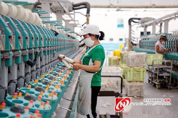 图说怀化 洪江区纺织厂工人正在车间工作